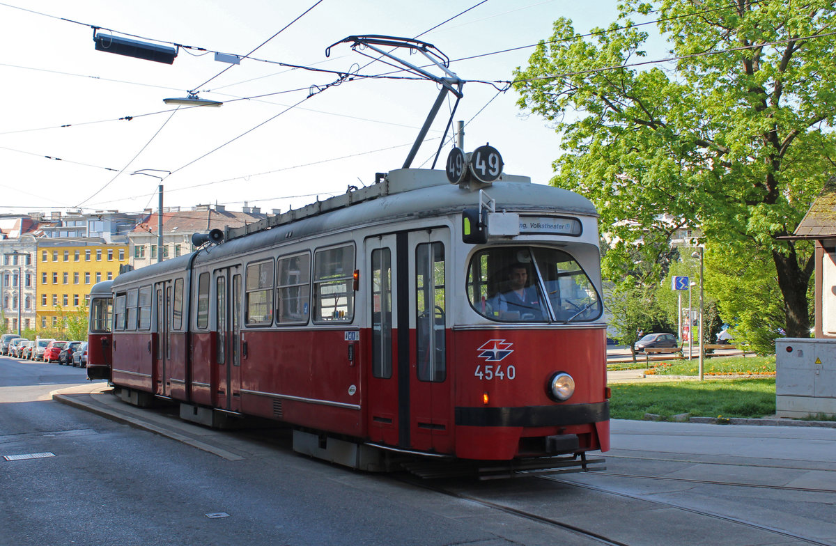 Wien Wiener Linien SL 49 (E1 4540 + c4 1356) XIV, Penzing, Drechslergasse am 19. April 2018.