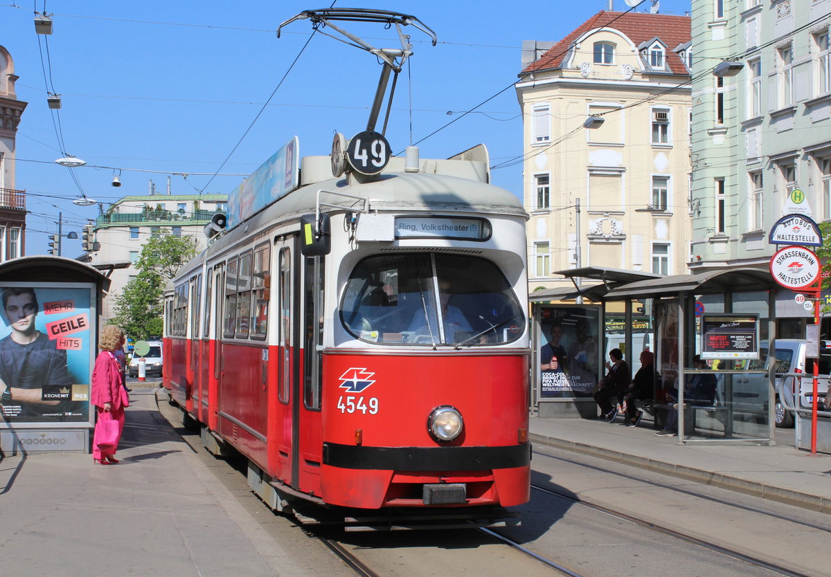 Wien Wiener Linien SL 49 (E1 4549 + c4 1357) XV, Rudolfsheim-Fünfhaus, Hütteldorfer Straße (Hst. Johnstraße) am 19. April 2018.