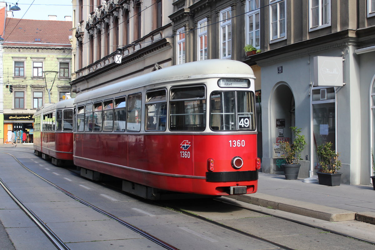 Wien Wiener Linien SL 49 (c4 1360 (Bombardier-Rotax, vorm. Lohnerwerke, 1976) + E1 4519 (Lohnerwerke 1973)) VII, Neubau, Siebensterngasse / Neubaugasse (Hst. Westbahnstraße / Neubaugasse) am 26. Juli 2018.