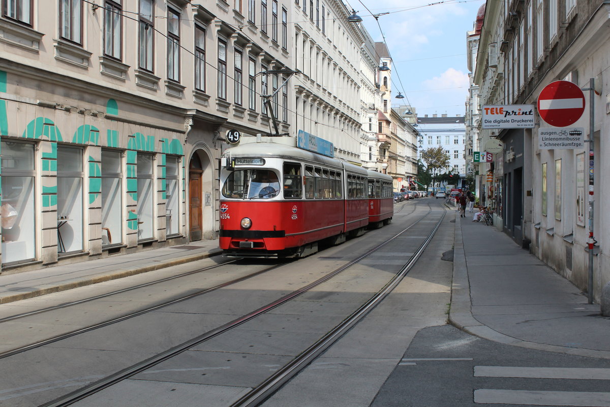 Wien Wiener Linien SL 49 (E1 4554 (Bombardier-Rotax 1974) + c4 1356 (Bombardier-Rotax 1976)) VII, Neubau, Westbahnstraße / Bandgasse am 24. Juli 2018. - Bombardier-Rotax: Vormals Lohnerwerke.