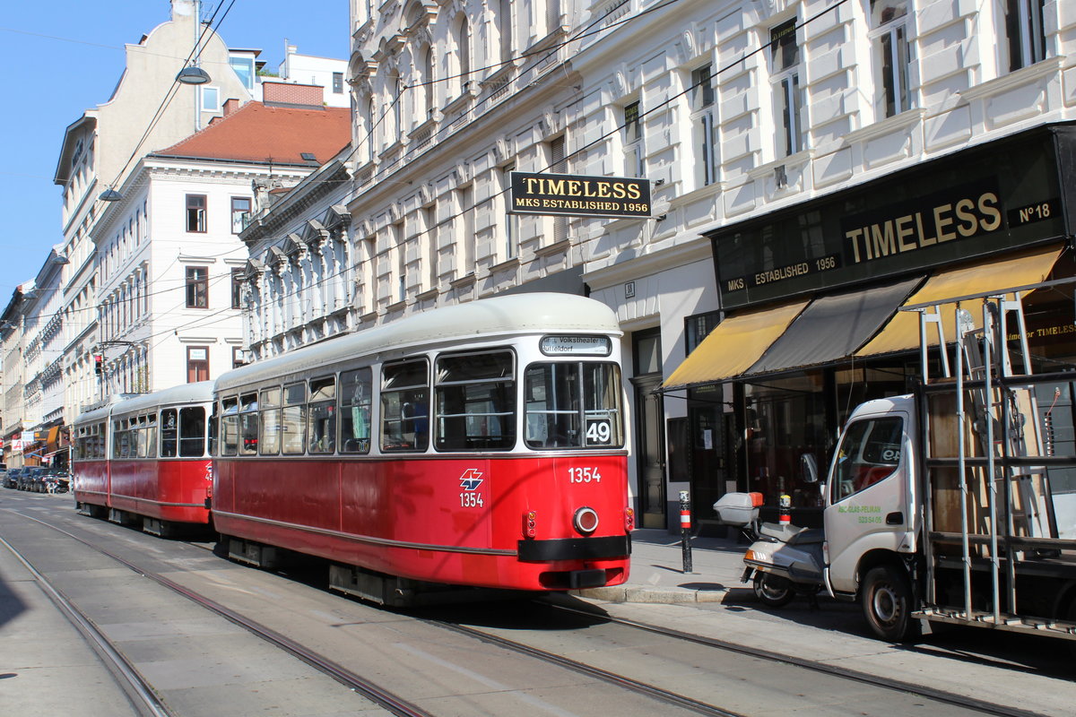 Wien Wiener Linien SL 49 (c4 1354 (Bombardier-Rotax 1976) + E1 4548 (Bombardier Rotax 1975)) VII, Neubau, Westbahnstraße / Zieglergasse am 1. August 2018. - Bombardier-Rotax: Vormals Lohnerwerke.