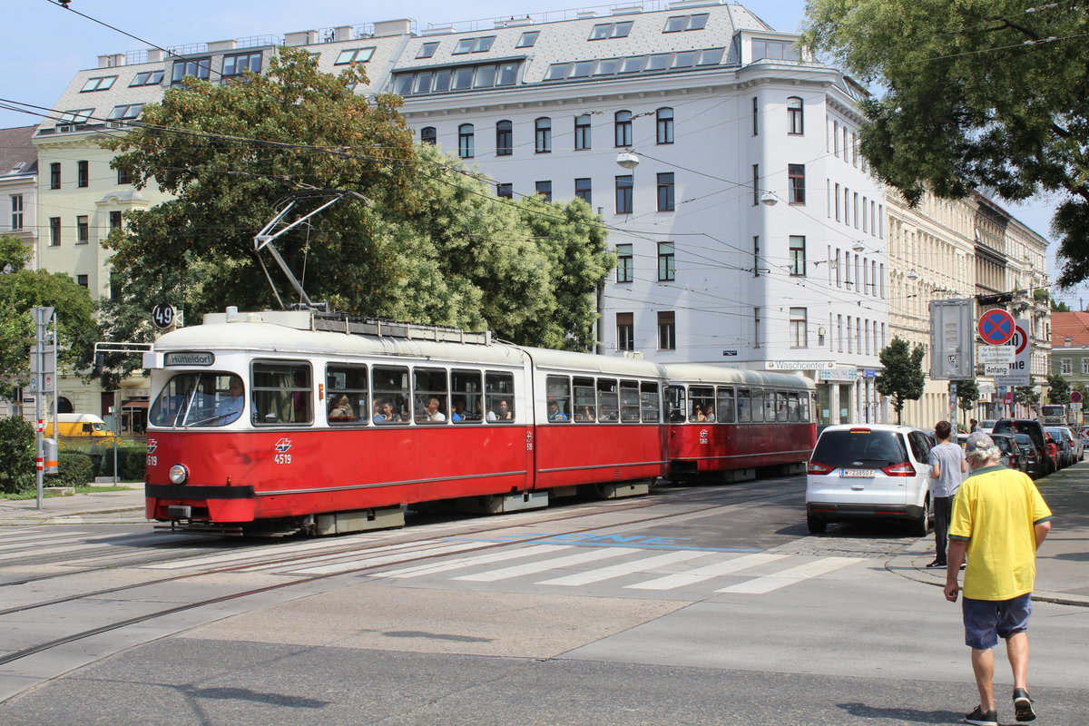 Wien Wiener Linien SL 49 (E1 4519 (Lohnerwerke 1973) + c4 1360 (Bombardier-Rotax, vorm. Lohnerwerke, 1976)) VII, Neubau, Urban-Loritz-Platz am 23. juli 2018. 