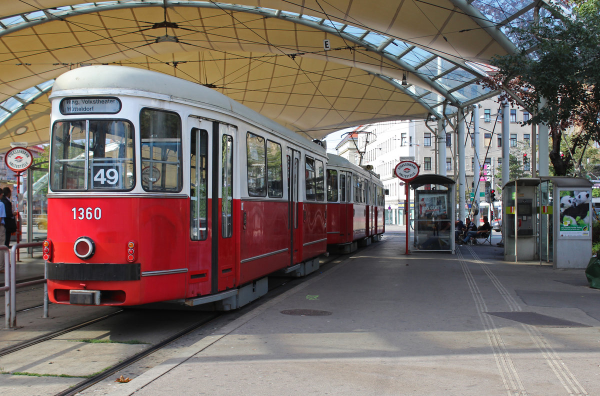 Wien Wiener Linien SL 49 (c4 1360 (Bombardier-Rotax, vorm. Lohnerwerke, 1976) + E1 4519 (Lohnerwerke 1973)) VII, Neubau / XV, Rudolfsheim-Fünfhaus, Neubaugürtel (Hst. Urban-Loritz-Platz) am 25. Juli 2018.