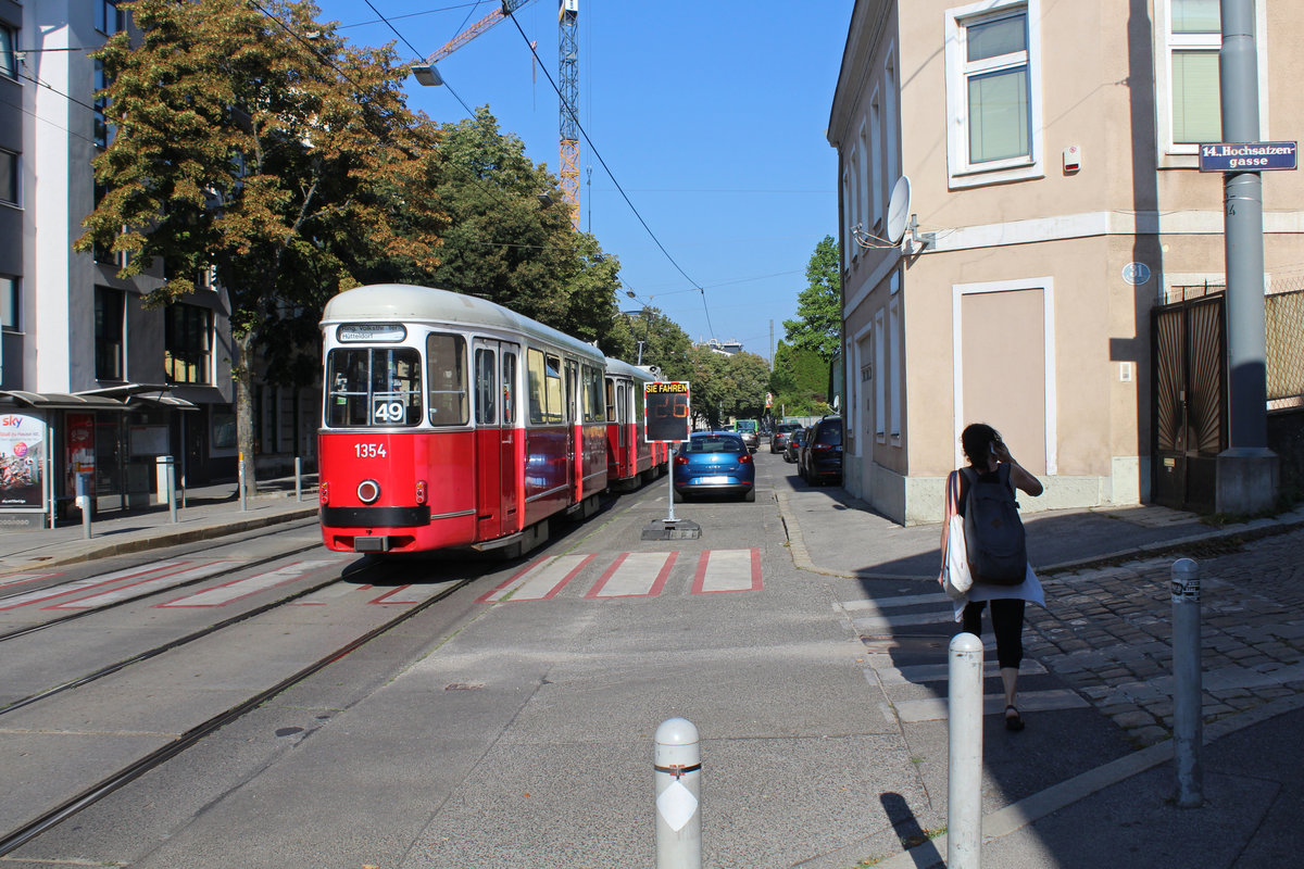 Wien Wiener Linien SL 49 (c4 1354 + E1 4548) XIV, Penzing, Oberbaumgarten, Hütteldorfer Straße / Hochsatzengasse am 31. Juli 2018. - Bombardier-Rotax, vorm. Lohnerwerke, stellte 1975 den E1 4548 und 1976 den c4 1354 her.