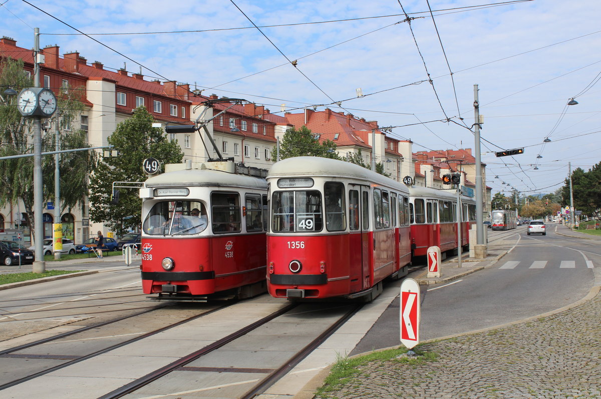 Wien Wiener Linien SL 49 (E1 4538 / c4 1356 + E1 4554) XIV, Penzing, Oberbaumgarten / Hütteldorf, Linzer Straße / Hütteldorfer Straße am 27. Juli 2018. - Über die Trieb- und Beiwagen: E1 4538: Baujahr 1974; E1 4554 und c4 1356: Baujahr 1976. Hersteller: Bombardier-Rotax, vorm. Lohnerwerke.
