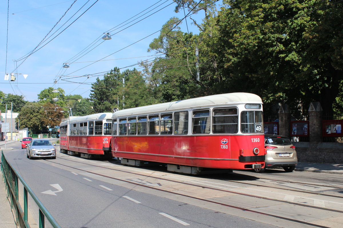 Wien Wiener Linien SL 49 (c4 1360 (Bombardier-Rotax, vorm. Lohnerwerke, 1976) + E1 4519 (Lohnerwerke 1973)) XIV, Penzing, Hütteldorf, Linzer Straße am 30. Juli 2018. - Der Zug befindet sich kurz vor der Einfahrt in die Kehrschleife der Endstation Hütteldorf, Bujattigasse.