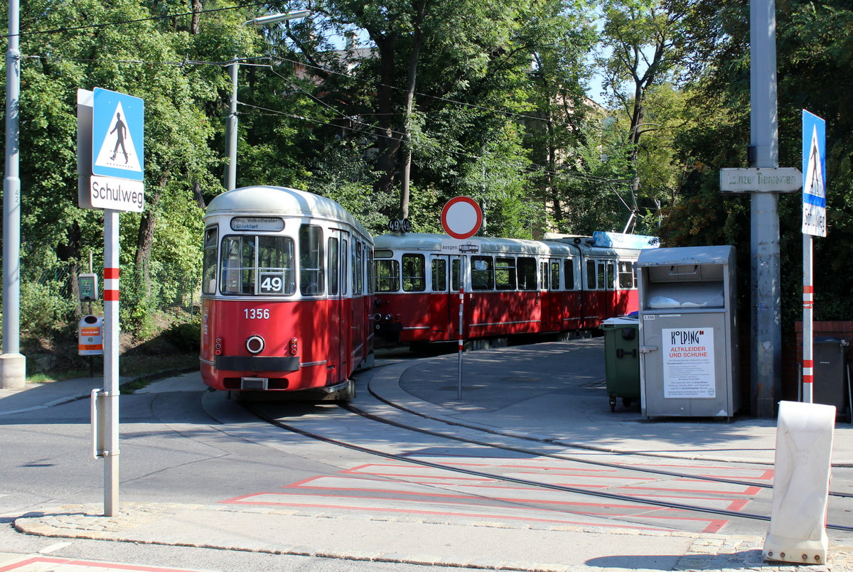 Wien Wiener Linien SL 49 (c4 1356 (Bombardier-Rotax 1976) + E1 4554 (Bombardier-Rotax 1976)) XIV, Penzing, Hütteldorf, Endstation Hütteldorf, Bujattigasse (Ausstieg) am 31. Juli 2018.