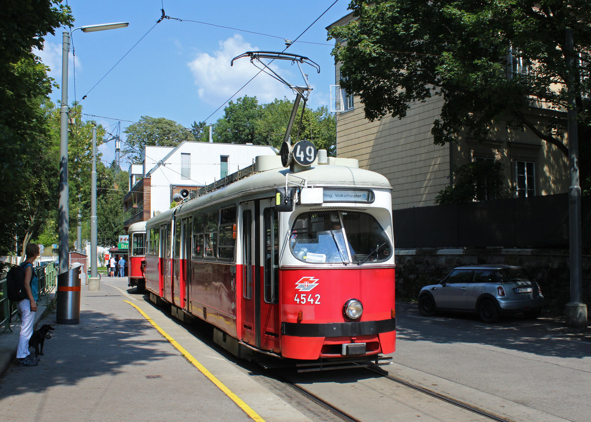 Wien Wiener Linien SL 49 (E1 4542 (Bombardier-Rotax 1975)) XIV, Penzing, Hütteldorf, Endstation Hütteldorf, Bujattigasse (Einstieg) am 31. Juli 2018.