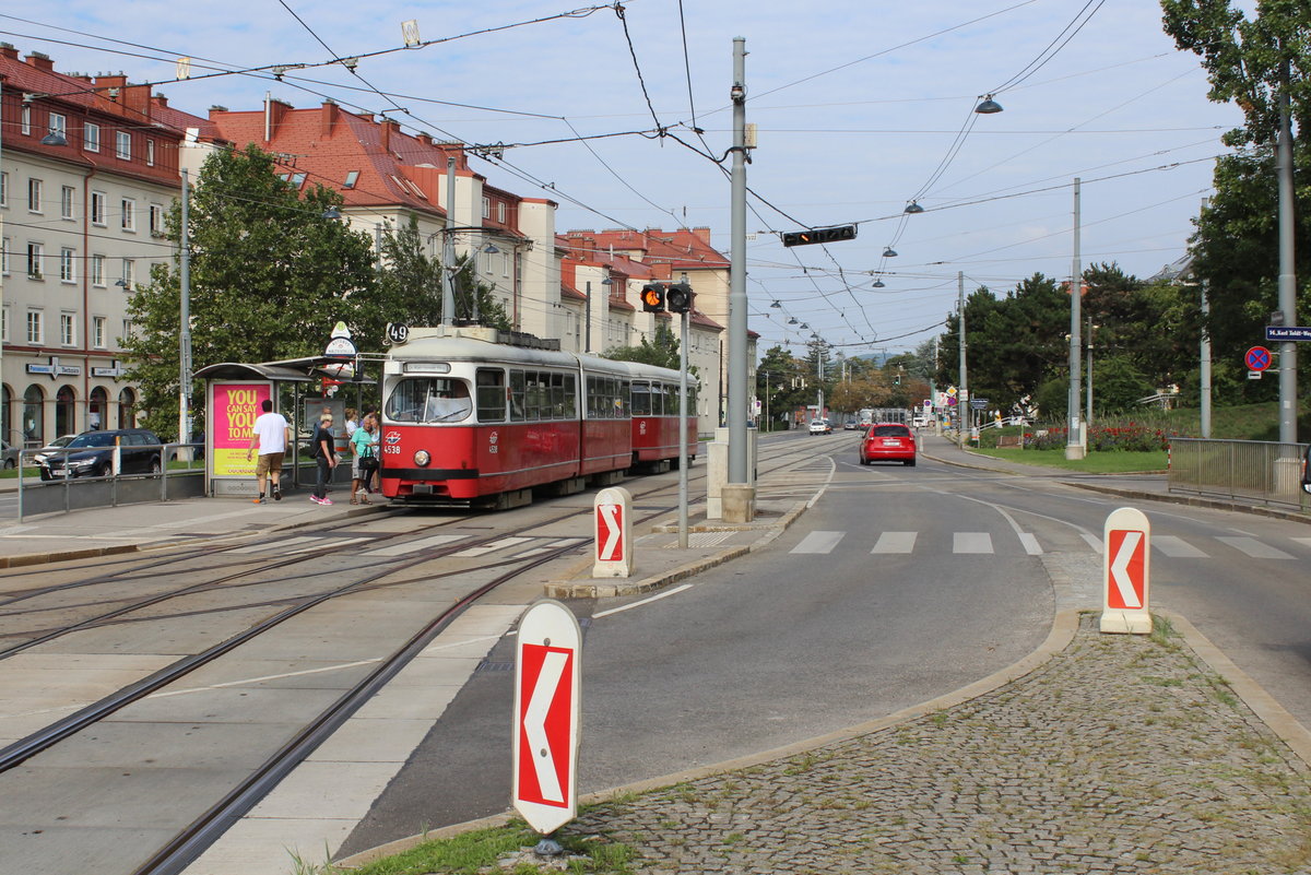 Wien Wiener Linien SL 49 (E1 4538 (Bombardier-Rotax 1974) + c4 1337 (Bombardier-Rotax 1975)) XIV, Penzing, Oberbaumgarten, Linzer Straße (Hst. Baumgarten) am 27. Juli 2018. 