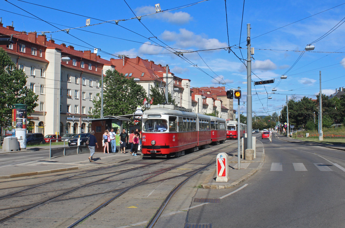 Wien Wiener Linien SL 49 (E1 4552 (Bombardier-Rotax 1976) + c4 1366 (Bombardier-Rotax 1977)) XIV, Penzing, Oberbaumgarten, Linzer Straße (Hst. Baumgarten) am 29. Juni 2017.