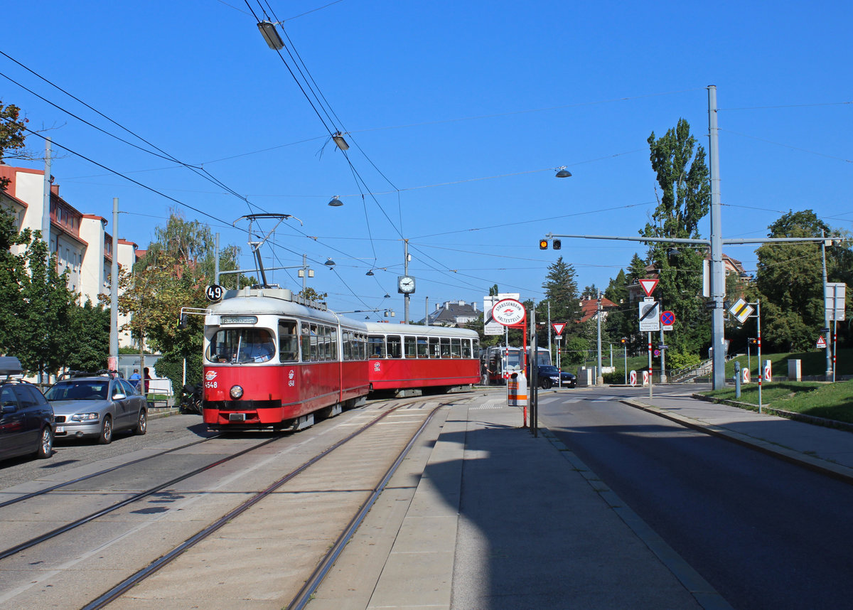 Wien Wiener Linien SL 49: Betriebsfahrt zum Straßenbahnbetriebshof Rudolfsheim am Morgen des 31. Juli 2018: Der GT6 E1 4548 (Bombardier-Rotax 1975) mit dem Bw c4 1354 (Bombardier-Rotax 1976) hat eben die Strecke der SL 49 verlassen, um über die Linzer Straße, die Schloßallee und die Mariahilfer Straße zum (Betriebs-)Bahnhof Rudolfsheim zu fahren.