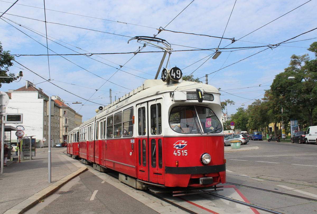 Wien Wiener Linien SL 49: Der Tw E1 4515 hält am 2. August 2018 mit dem Bw c4 13** vor dem Straßenbahnbetriebsbahnhof Rudolfsheim. 
