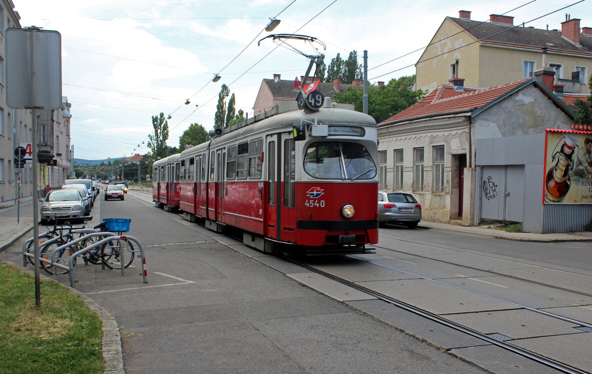Wien Wiener Linien SL 49 (E1 4540 + c4 1370) XIV, Penzing, Oberbaumgarten, Hütteldorfer Straße am 27. Juni 2017. - Bombardier-Rotax baute sowohl den Tw E1 4540 (Bj 1975) als den Bw c4 1370 (Bj 1977).