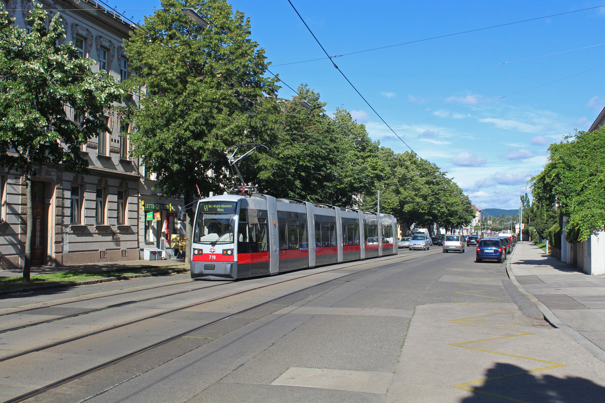Wien Wiener Linien SL 49 (B1 719) XIV, Penzing, Oberbaumgarten, Hütteldorfer Straße am 29. Juni 2017.