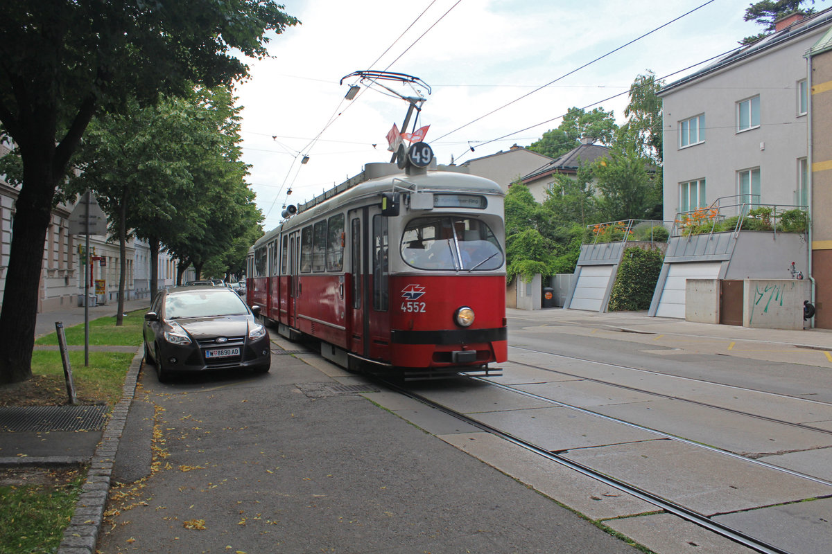 Wien Wiener Linien SL 49 (E1 4552 + c4 1366) XIV, Penzing, Oberbaumgarten, Hütteldorfer Straße am 27. Juni 2017. - Hersteller und Baujahr des Triebwagens E1 4552: Bombardier-Rotax 1976. Hersteller und Baujahr des Beiwagens c4 1366: Bombardier-Rotax 1977.