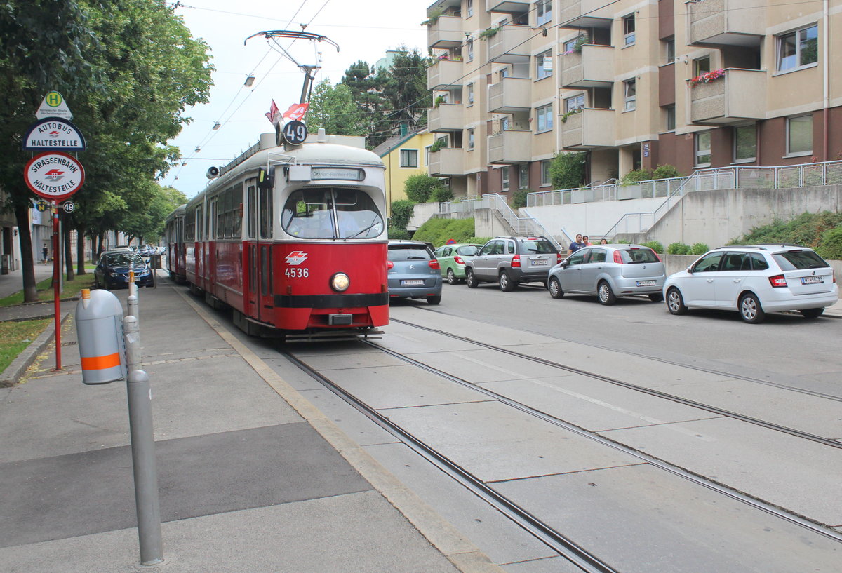 Wien Wiener Linien SL 49 (E1 4536 (Bombardier-Rotax 1974) + c4 1367 (Bombardier-Rotax 1977)) XIV, Penzing, Oberbaumgarten, Hütteldorfer Straße (Hst. Hochsatzengasse) am 27. Juni 2017.