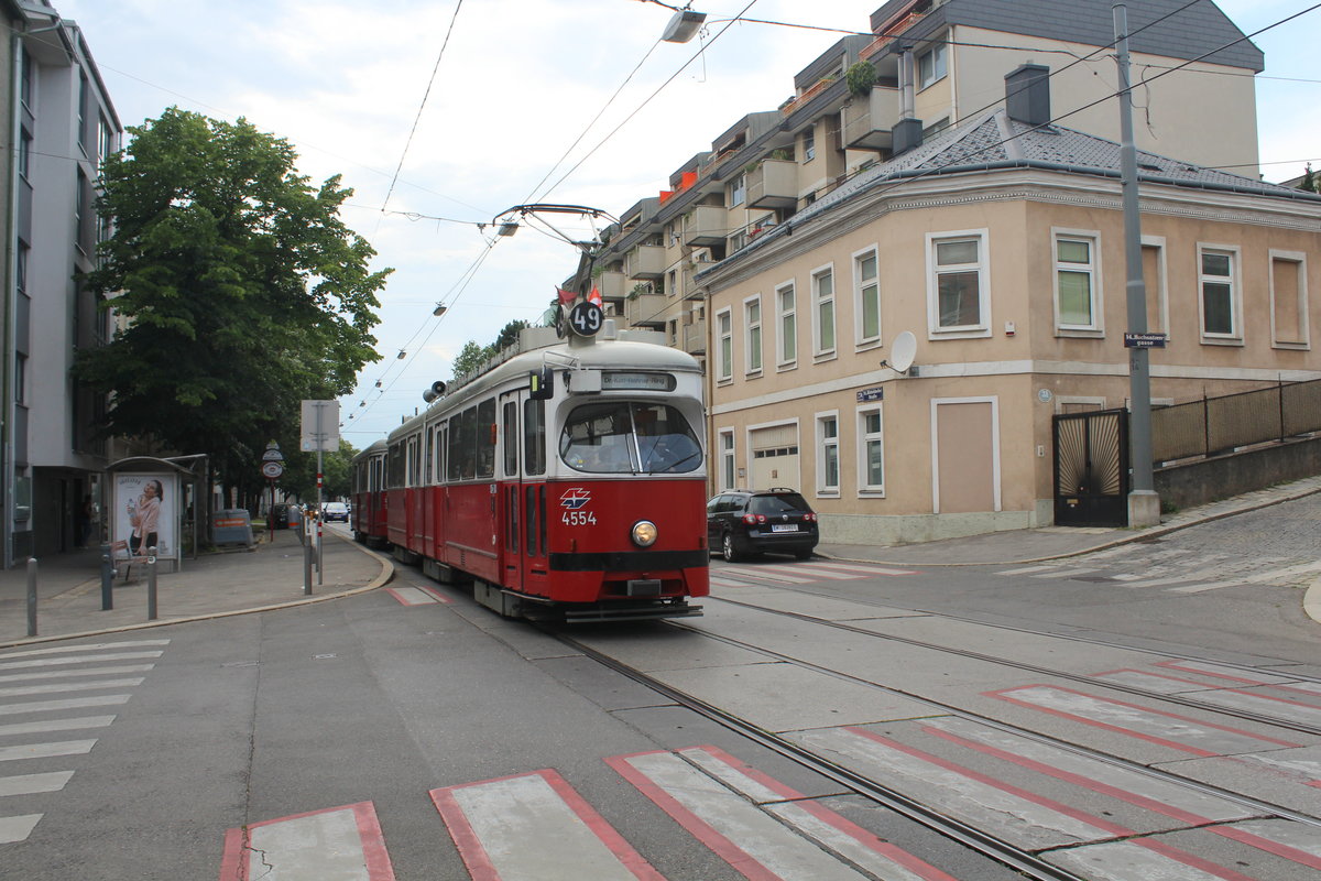 Wien Wiener Linien SL 49 (E1 4554 (Bombardier-Rotax 1974) XIV, Penzing, Oberbaumgarten, Hütteldorfer Straße / Hochsatzengasse am 27. Juni 2017.