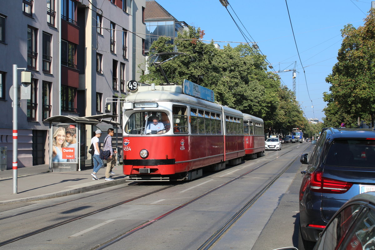Wien Wiener Linien SL 49 (E1 4554 + c4 1356) XIV, Penzing, Oberbaumgarten, Hütteldorfer Straße (Hst. Waidhausenstraße) am 31. Juli 2018. - Hersteller und Baujahr des Tw und des Bw: Bombardier-Rotax 1976.