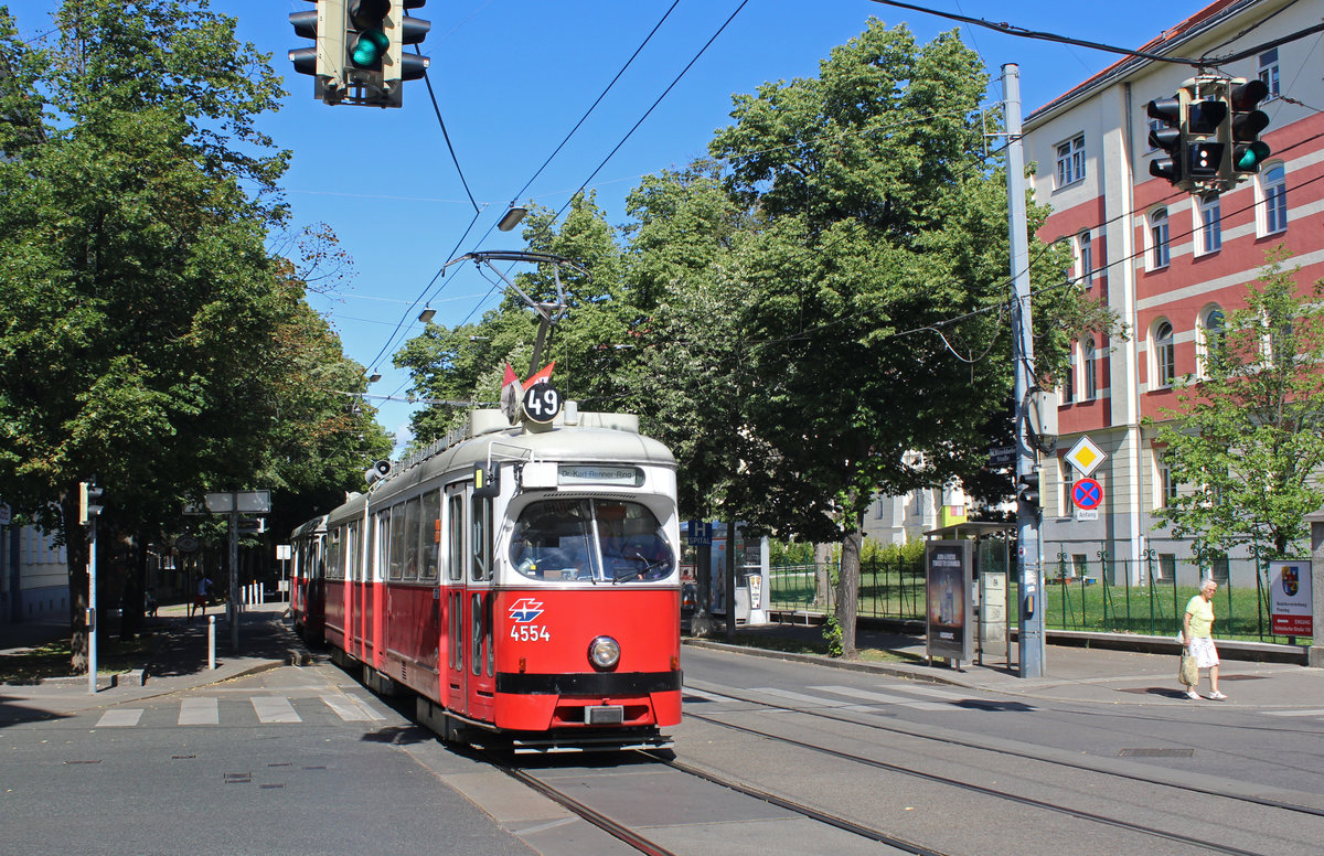 Wien Wiener Linien SL 49 (E1 4554 (Bombardier-Rotax 1976) + c4 1364 (Bombardier-Rotax 1976)) XIV, Penzing, Unterbaumgarten, Hütteldorfer Straße / Zehetnergasse / Seckendorfstraße am 29. Juni 2017.