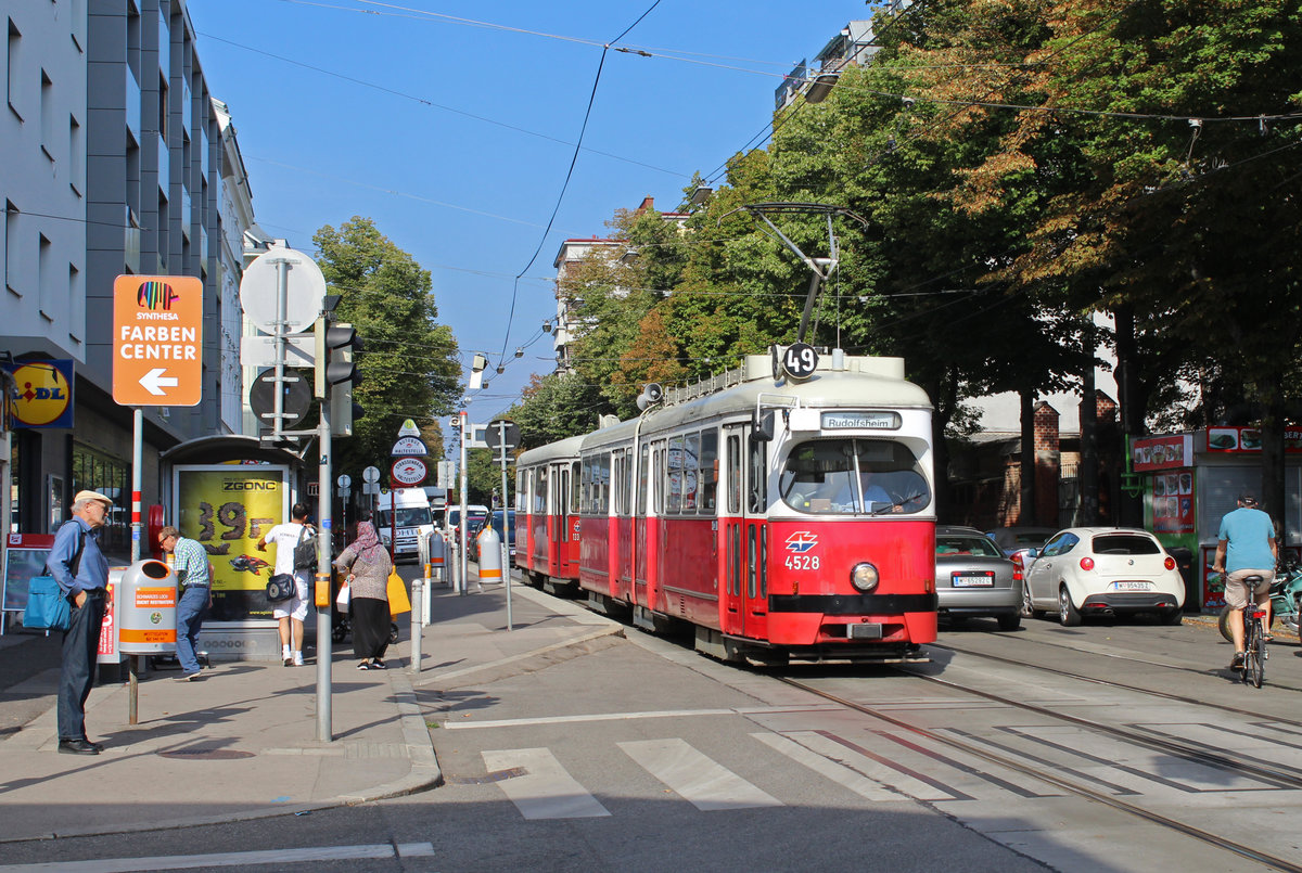 Wien Wiener Linien SL 49 (E1 4528 + c4 1336) XIV, Penzing, Breitensee, Hütteldorfer Straße / Lützowgasse am 30. Juli 2018. - Bombardier-Rotax, vormals Lohnerwerke, stellte 1973 den E1 4528 und 1975 den c4 1336 her.