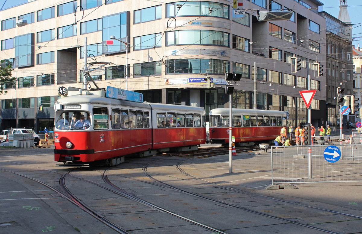Wien Wiener Linien SL 49 (E1 4554 + c4 1356) XV, Rudolfsheim-Fünfhaus, Fünfhaus, Neubaugürtel / Märzstraße am 1. August 2018. - Bombardier-Rotax, vorm. Lohnerwerke, baute 1976 die beiden Wagen. 