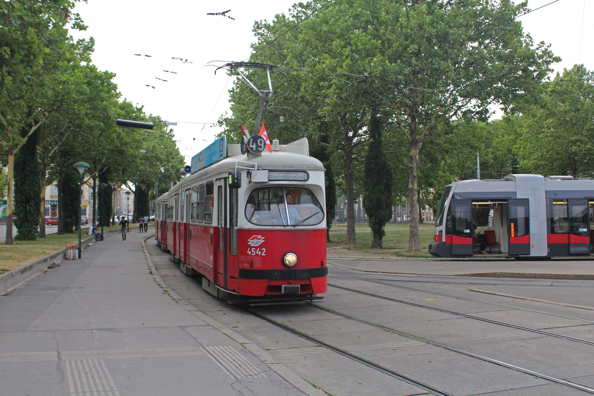 Wien Wiener Linien SL 49: Betriebsfahrt ab Urban-Loritz-Platz über den Neubaugürtel und die (äußere) Mariahilfer Straße bis zum Straßenbahnbetriebsbahnhof Rudolfsheim. - E1 4540 als SL 49 nähert sich am Abend des 28. Juni 2017 der Straßenbahnhaltestelle Westbahnhof, 