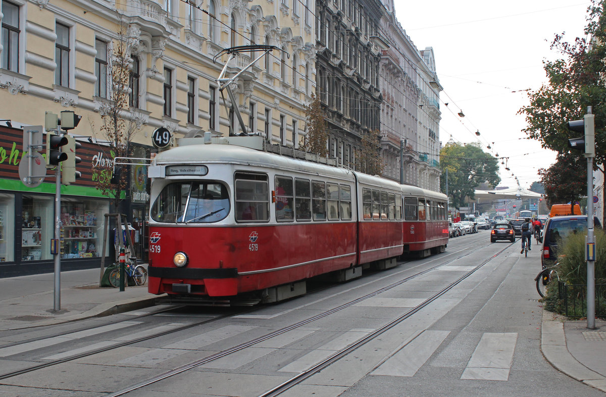 Wien Wiener Linien SL 49 (E1 4519 (Lohnerwerke 1973) + c4 1360 (Bombardier-Rotax 1976)) VII, Neubau, Westbahnstraße / Kaiserstraße am 17. Oktober 2018. 