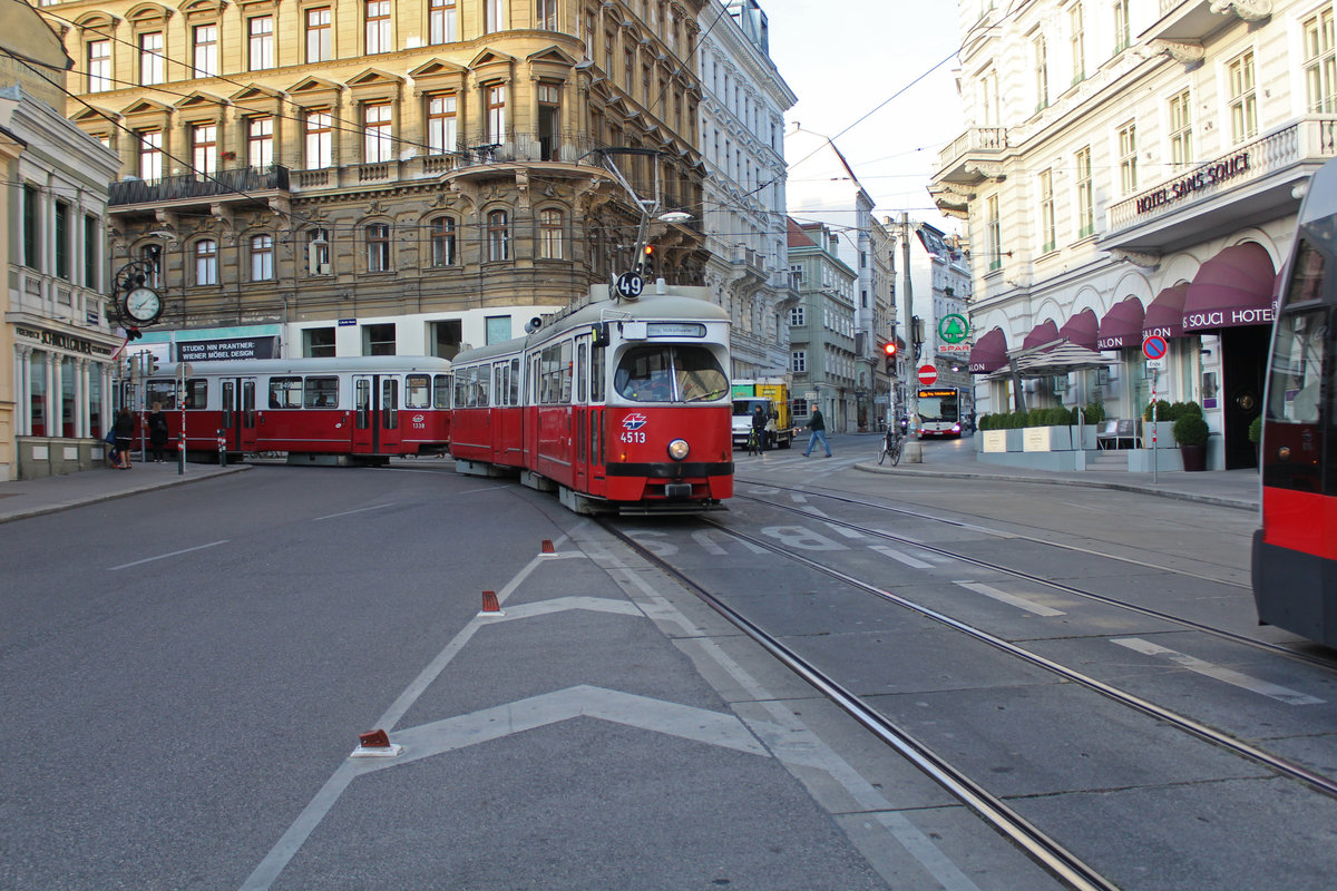 Wien Wiener Linien SL 49 (E1 4513 + c4 1338) VII, Neubau, Burggasse / Breite Gasse am 15. Oktober 2018. - Hersteller des Tw E1 4513: Lohnerwerke in Wien-Floridsdorf. Bj: 1972. Hersteller des Bw c4 1338: Bombardier-Rotax, vorm. Lohnerwerke. Bj: 1975. 