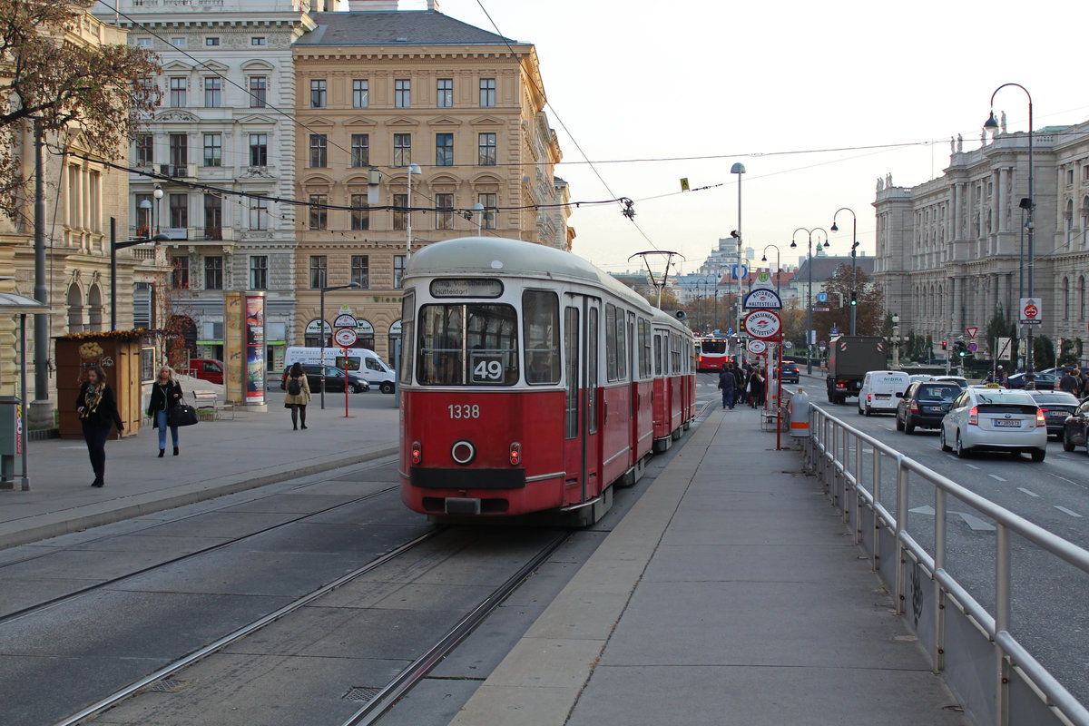 Wien Wiener Linien SL 49 (c4 1338 + E1 4513) VII, Neubau, Burggasse (Hst. Volkstheater) am 15. Oktober 2018.