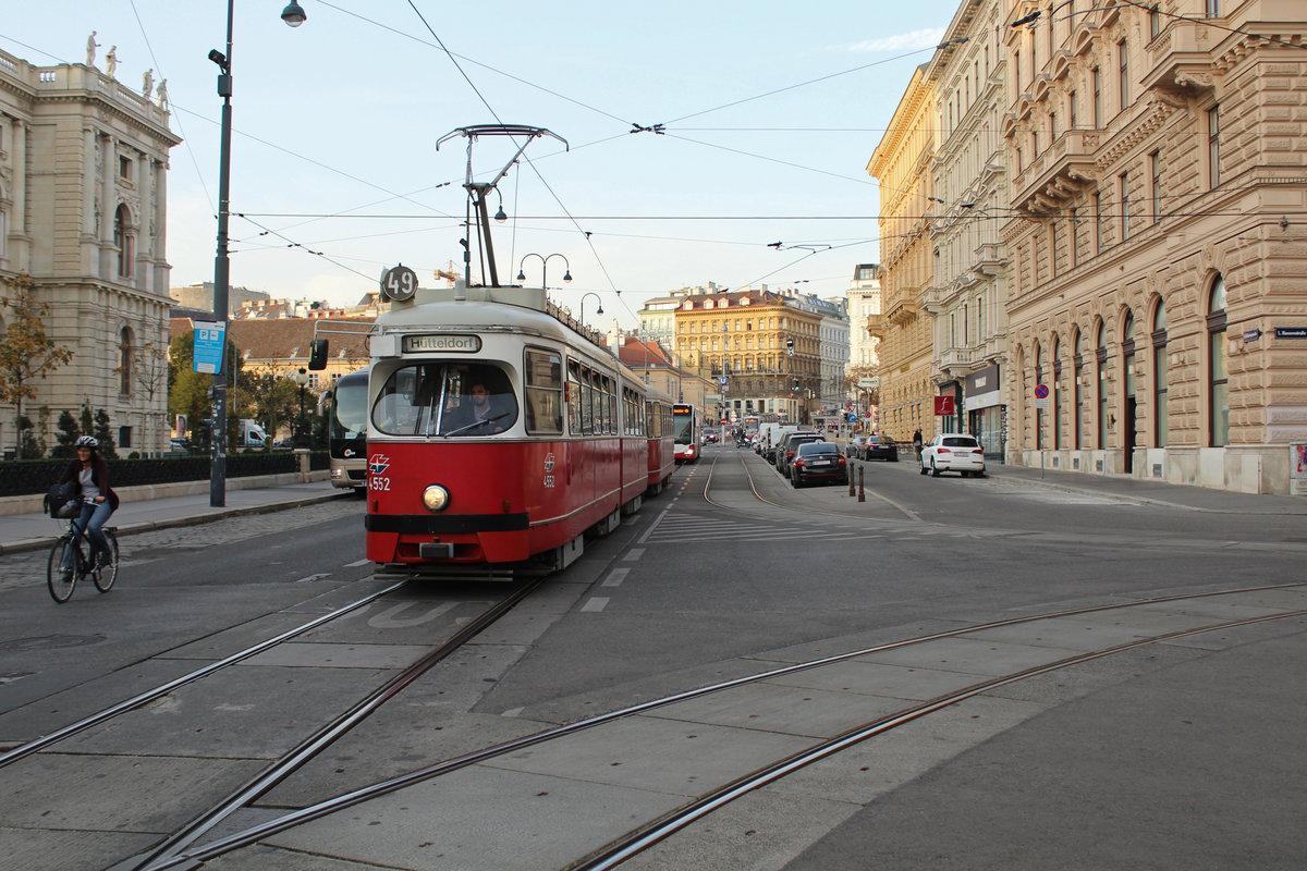 Wien Wiener Linien SL 49 (E1 4552 + c4 1336) I, Innere Stadt, Bellariastraße / Hansenstraße am 15. Oktober 2018. - Hersteller der beiden Wagen: Bombardier-Rotax, vorm. Lohnerwerke, in Wien-Floridsdorf. Baujahre: 1976 (E1 4552) und 1975 (c4 1336). - Seit 1869 hat die Bellariastraße ihren Namen; benannt wurde sie nach der Bellaria, einem Vorbau der Hofburg. - Die Hansenstraße wurde 1894 nach dem dänisch-österreichischen Architekten Theophil Eduard Freiherr von Hansen (1813-1891) benannt; unter seinen Werken sind u.a. das Parlamentsgebäude und die Börse.