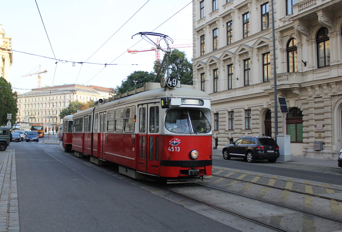 Wien Wiener Linien SL 49 (E1 4513 (Lohnerwerke 1972) + c4 1338 (Bombardier-Rotax 1975)) I, Innere Stadt, Hansenstraße am Morgen des 15. Oktober 2018. - Die Hansenstraße, die vorher Amaliengasse und Amalienstraße geheißen hatte, wurde 1894 nach dem dänisch-österreichischen Architekten Theophil Eduard Freiherr von Hansen (1813-1891), dem Wien u.a. das Parlament und die Börse zu verdanken hat, benannt. 