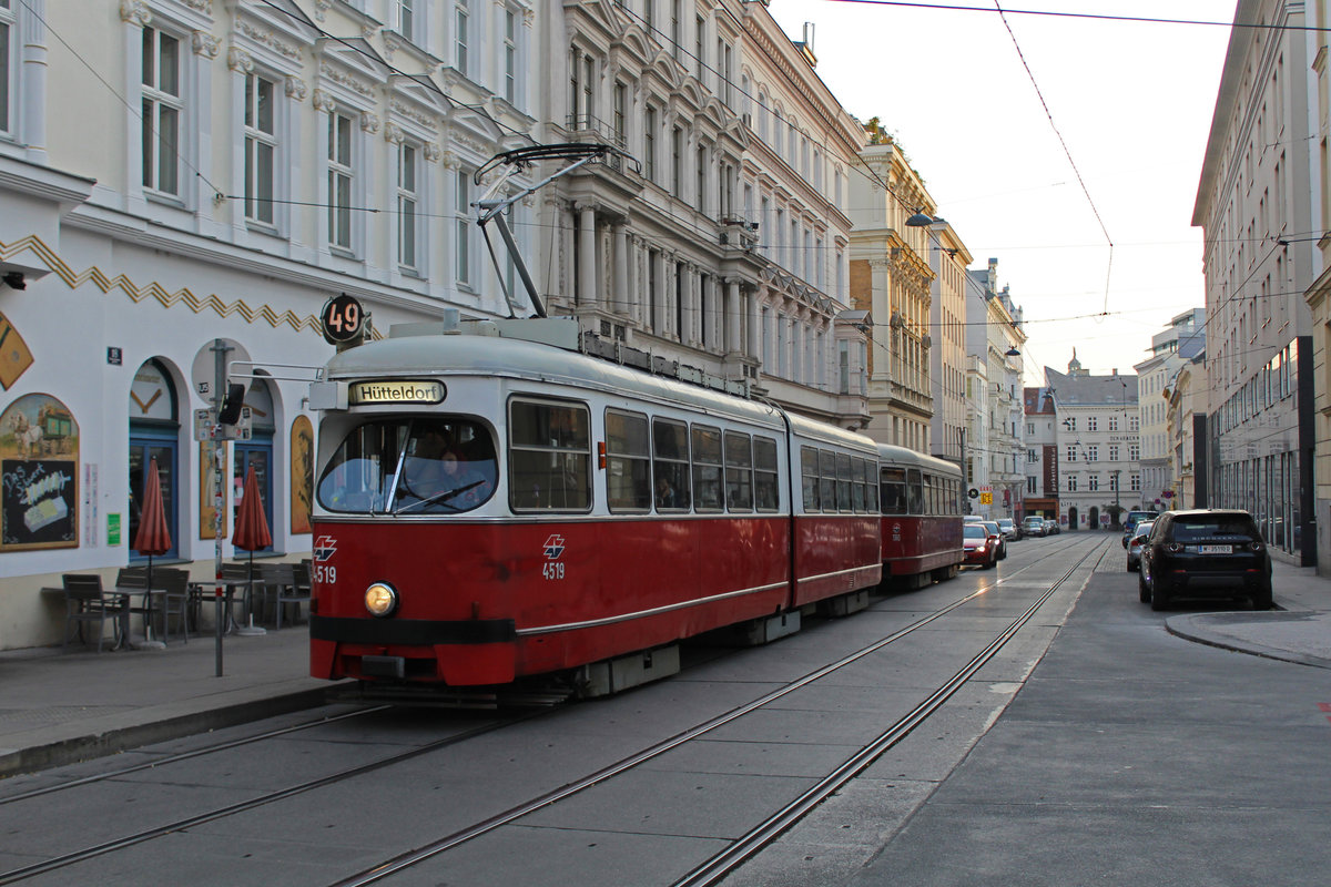 Wien Wiener Linien SL 49 (E1 4519 + c4 1360) VII, Neubau, Siebensterngasse / Stiftgasse (Hst. Stiftgasse) am Morgen des 15. Oktober 2018. 
