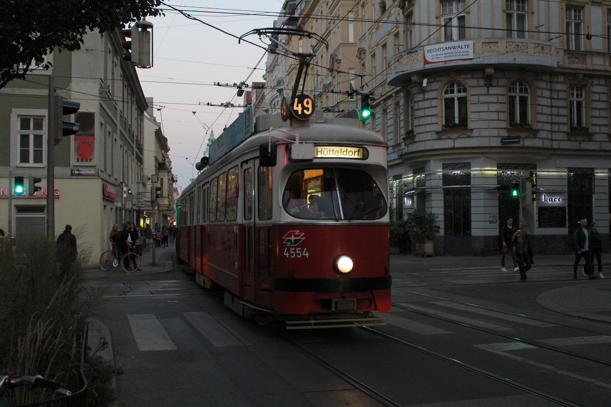 Wien Wiener Linien SL 49 (E1 4554 + c4 1356 (Beide Wagen: Bombardier-Rotax, vorm. Lohnerwerke, 1976) VII, Neubau, Westbahnstraße / Kaiserstraße am 16. Oktober 2018.