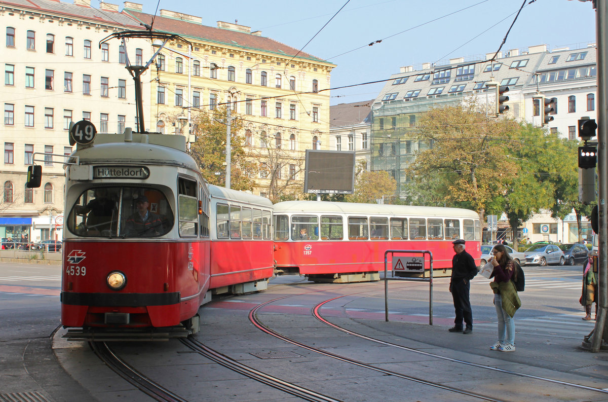 Wien Wiener Linien SL 49 (E1 4539 (Bombardier-Rotax 1974) + c4 1357 (Bombardier-Rotax 1976) VII, Neubau, Neubaugürtel / Urban-Loritz-Platz am 19. Oktober 2018.