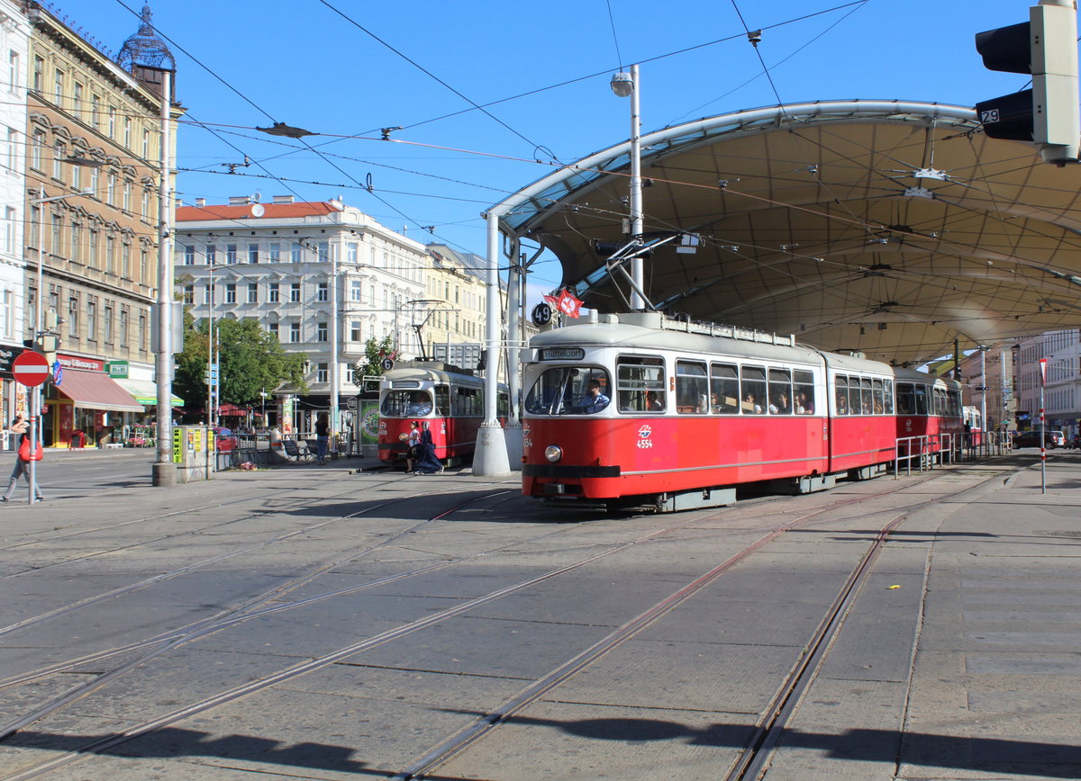 Wien Wiener Linien SL 49 (E1 4554 + c4 1364 (Beide Wagen: Bombardier-Rotax, vorm. Lohnerwerke, 1976) XV, Rudolfsheim-Fünfhaus / VII, Neubau, Neubaugürtel / Märzstraße am 30. Juni 2017.