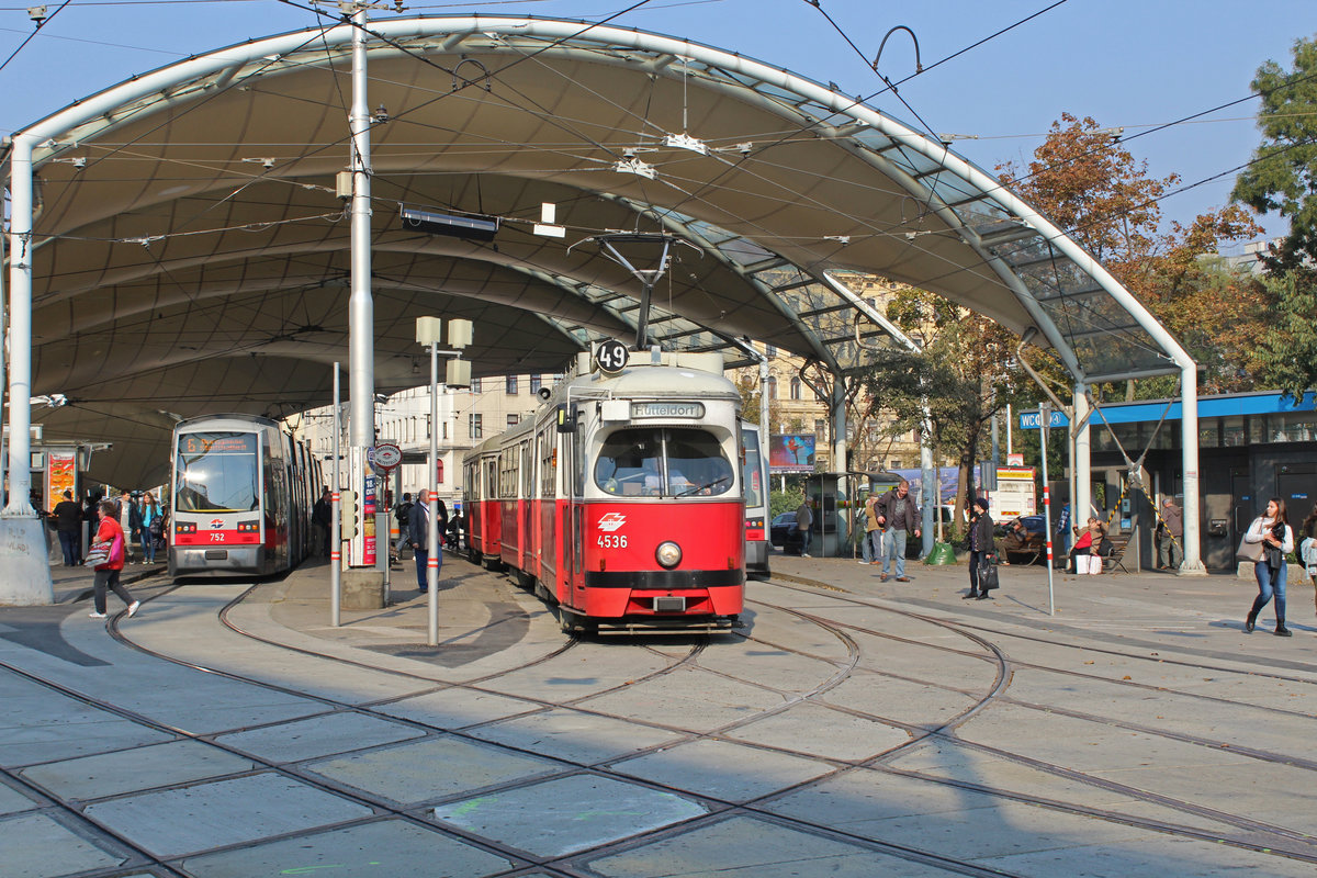 Wien Wiener Linien SL 49 (E1 4536 + c4 1342 (Hersteller: Bombardier-Rotax. Baujahre: 1974 bzw. 1975)) XV, Rudolfsheim-Fünfhaus / VII, Neubau, Neubaugürtel / Märzstraße am 19. Oktober 2018. - Links hält ein Zug der SL 6 (B1 752) in Richtung Burggasse-Stadthalle an der Hst. Urban-Loritz-Platz.