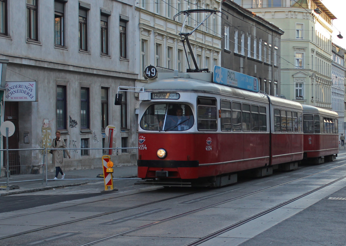 Wien Wiener Linien SL 49 (E1 4554 + c4 1356 (Bombardier-Rotax 1976)) XV, Rudolfsheim-Fünfhaus, Fünfhaus, Märzstraße am 16. Oktober 2018.