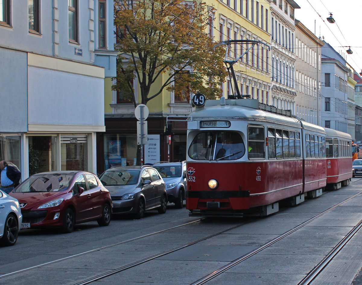 Wien Wiener Linien SL 49 (E1 4552 + c4 1336 (Hersteller: Bombardier-Rotax. Baujahre: 1976 bzw. 1975) XV, Rudolfsheim-Fünfhaus, Fünfhaus, Märzstraße / Pouthongasse am 16. Oktober 2018. - Pouthongasse wurde nach Ludwig Freiherr von Pouthon benannt; von Pouthon, der 1807-1859 lebte, war Großgrundbesitzer und Wohltäter.