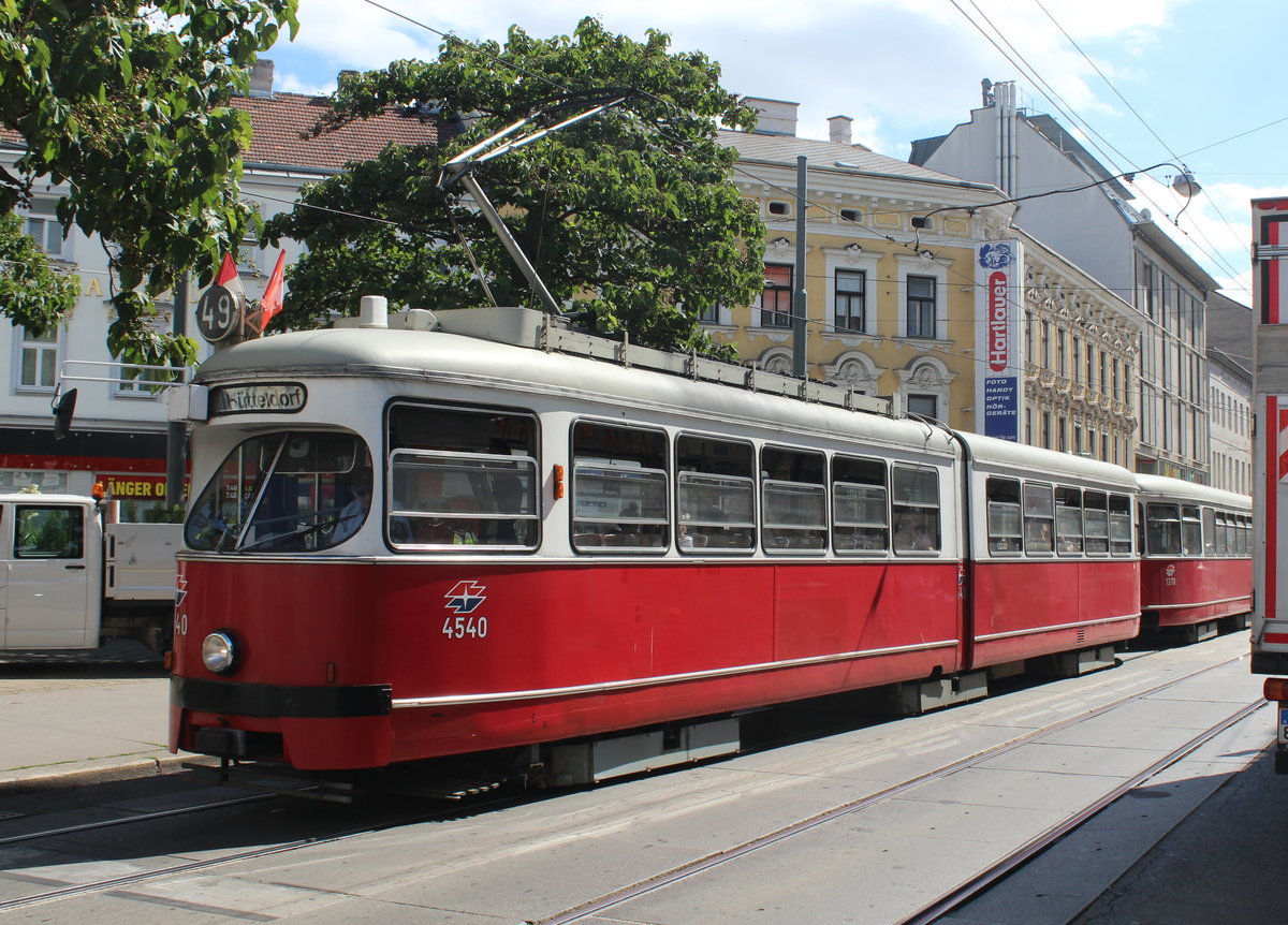 Wien Wiener Linien SL 49 (E1 4540 (Bombardier-Rotax 1975) + c4 1370 (Bombardier-Rotax 1977)) XIV, Penzing, Hütteldorfer Straße / Breitenseer Straße / Reinlgasse am 29. Juni 2017.