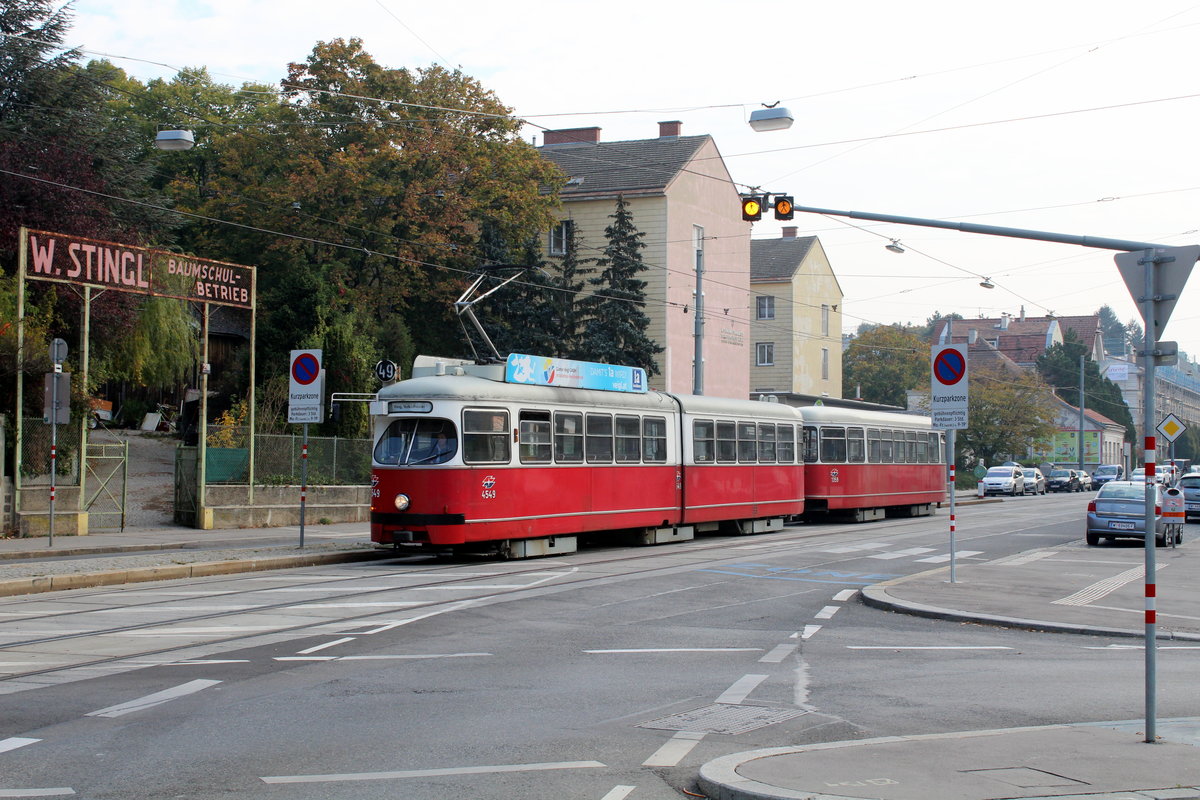 Wien Wiener Linien SL 49 (E1 4549 + c4 1359) XIV, Penzing, Oberbaumgarten, Hütteldorfer Straße / Linzer Straße (Hst. Baumgarten) am 17. Oktober 2018. - Hersteller der beiden Wagen: Bombardier-Rotax, vorm. Lohnerwerke, in Wien-Floridsdorf. Baujahre: 1975 (E1 4549) und 1976 (c4 1359).
