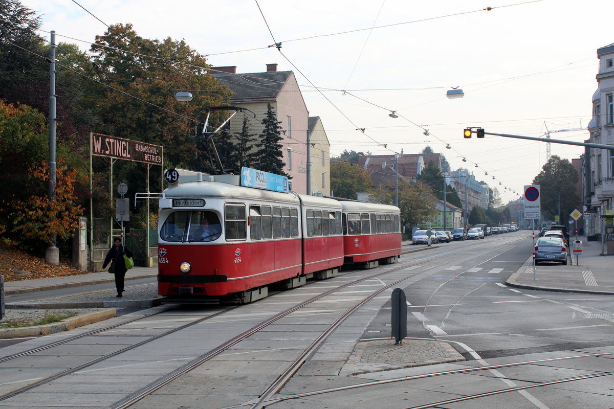 Wien Wiener Linien SL 49 (E1 4554 + c4 1356) XIV, Penzing, Oberbaumgarten, Hütteldorfer Straße / Linzer Straße (Hst. Baumgarten) am 17. Oktober 2018. - Hersteller der beiden Wagen: Bombardier-Rotax, vorm. Lohnerwerke, in Wien-Floridsdorf. Bj: 1976.