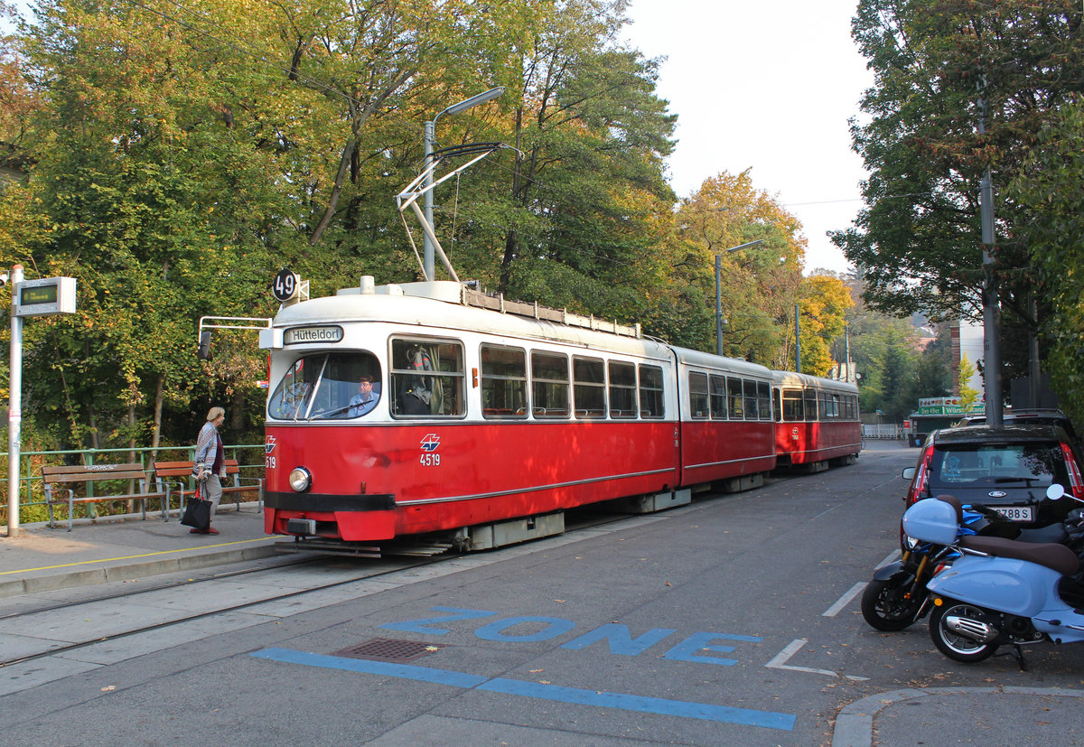 Wien Wiener Linien SL 49 (E1 4519 + c4 1360) XIV, Penzing, Hütteldorf, Endst. Bujattigasse (Einstieg) am 19. Oktober 2018. - Hersteller und Baujahre der Wagen: Lohnerwerke 1973 (E1 4519); Bombardier-Rotax, vorm. Lohnerwerke, 1976 (c4 1360).