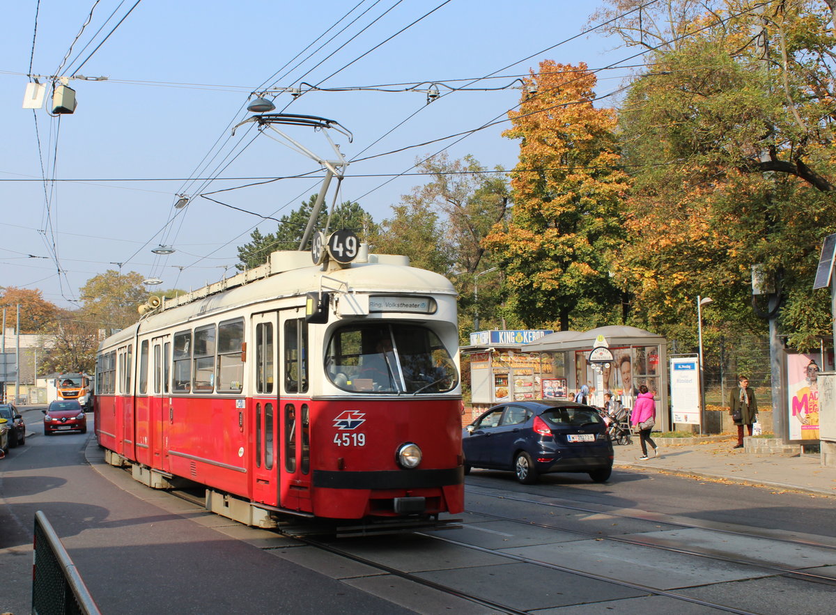 Wien Wiener Linien SL 49 (E1 4519 + c4 1360) XIV, Penzing, Hütteldorf, Linzer Straße / Pfarrrkirche Hütteldorf (Pfarre St. Andreas) am 19. Oktober 2018.