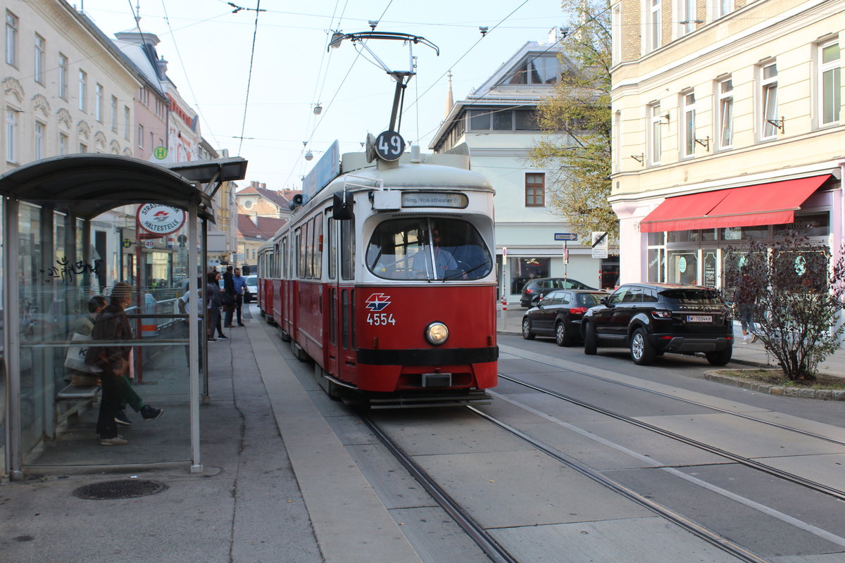 Wien Wiener Linien SL 49 (E1 4554 + c4 1356 (Beide Wagen: Bombardier-Rotax 1976)) XIV, Penzing, Hütteldorf, Linzer Straße (Hst. Satzberggasse) am 18. Oktober 2018.