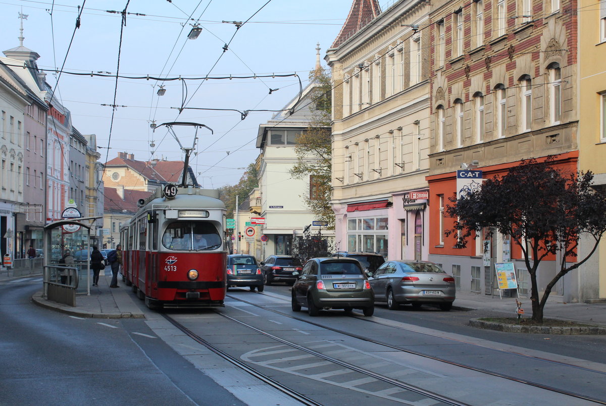 Wien Wiener Linien SL 49 (E1 4513 + c4 1338) XIV, Penzing, Hütteldorf, Linzer Straße / Satzberggasse (Hst. Satzberggasse) am 17. Oktober 2018. - Hersteller und Baujahre der Wagen: Lohnerwerke 1972 (E1 4513); Bombardier-Rotax, vorm. Lohnerwerke, 1975.