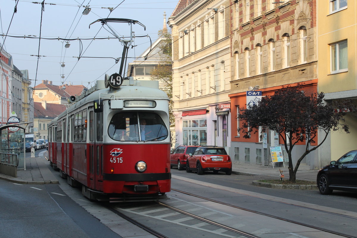 Wien Wiener Linien SL 49: Der E1 4515 mit dem Bw c4 1535 verlässt gerade die Haltestelle Satzberggasse in der Linzer Straße im Stadtteil Hütteldorf. Datum: 19. Oktober 2018.