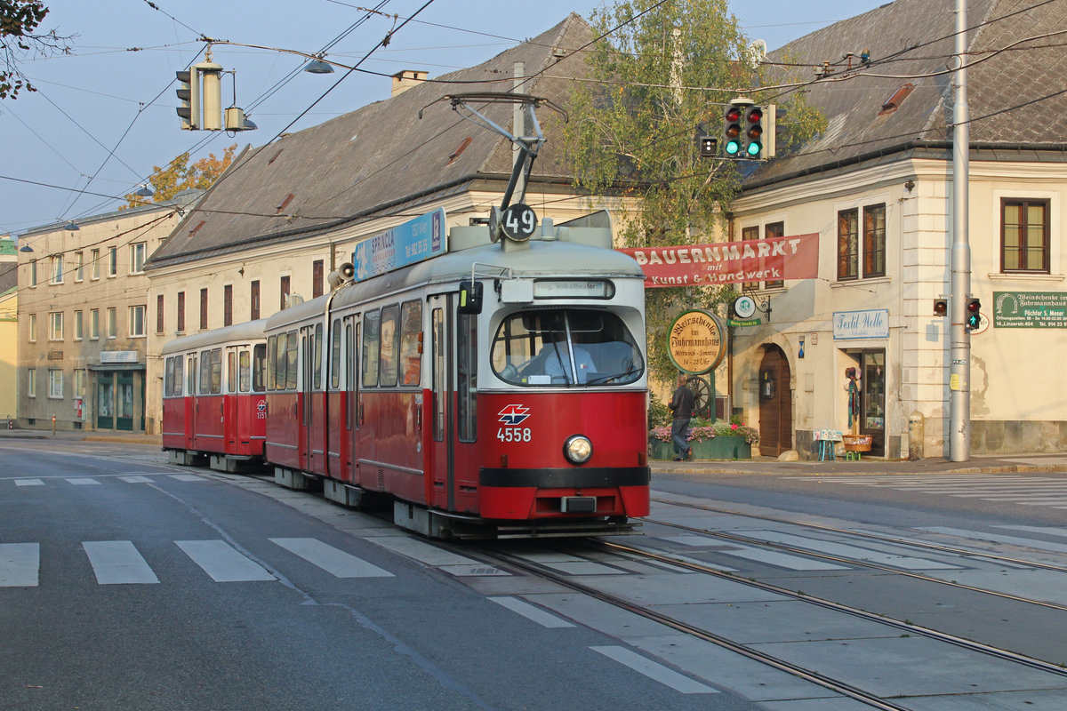 Wien Wiener Linien SL 49 (E1 4558 + c4 1351) XIV, Penzing, Hütteldorf, Linzer Straße / Rosentalgasse am 19. Oktober 2018. - Hersteller und Baujahr der beiden Wagen: Bombardier-Rotax, vorm. Lohnerwerke, in Wien-Floridsdorf, 1976. - Rosental ist ein Flurname.