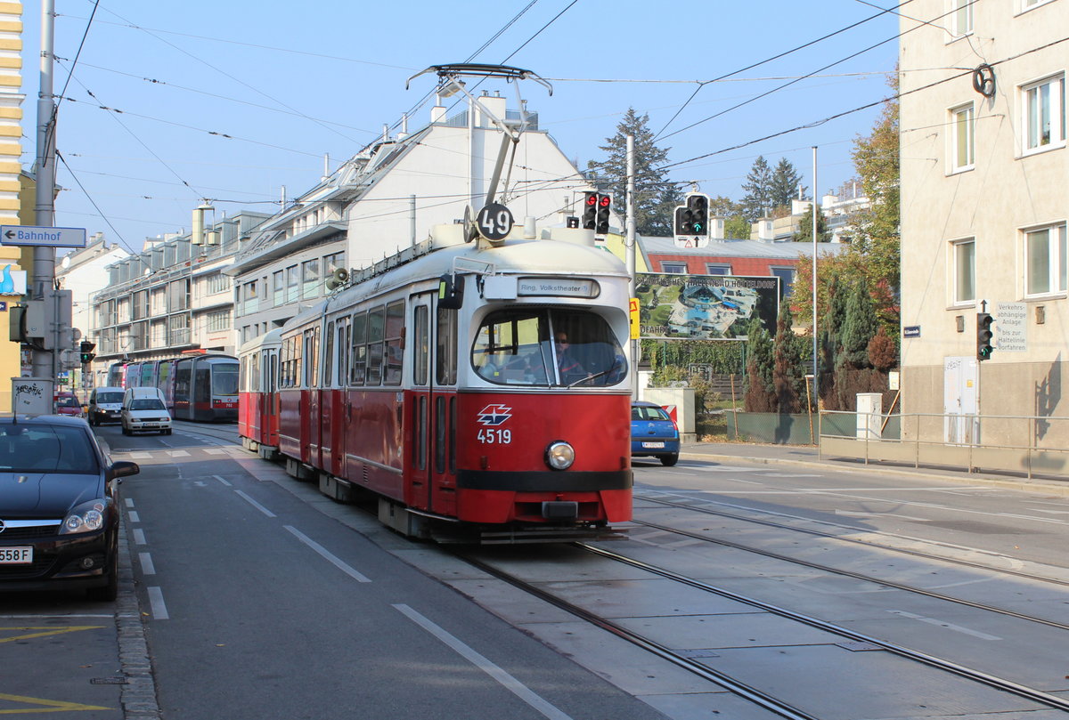 Wien Wiener Linien SL 49 (E1 4519 + c4 1360) XIV, Penzing, Hütteldorf, Linzer Straße / Bahnhofstraße am 18. Oktober 2018. - Hersteller und Baujahre der beiden Wagen: Lohnerwerke 1973 (E1 4519); Bombardier-Rotax, vorm. Lohnerwerke, 1976 (c4 1360).