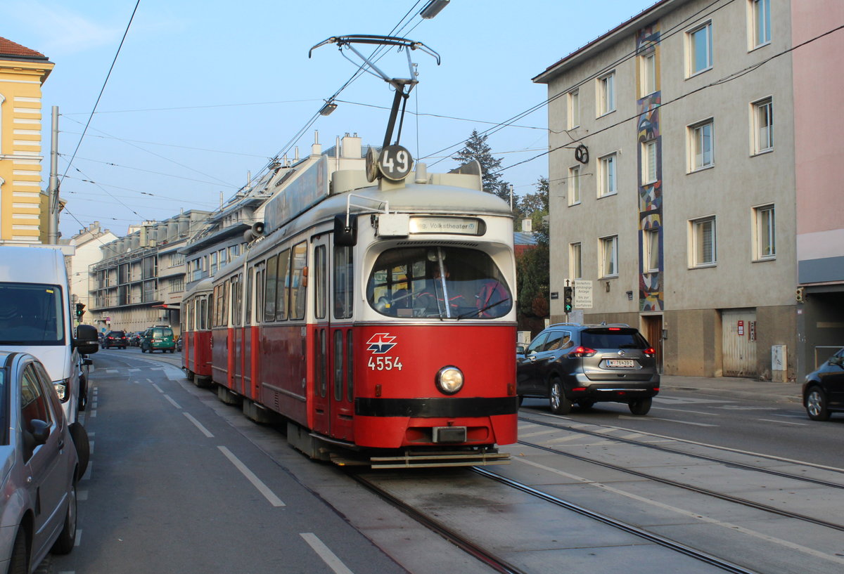 Wien Wiener Linien SL 49 (E1 4554 + c4 1356 (Beide Wagen: Bombardier-Rotax 1976)) XIV, Penzing, Hütteldorf, Linzer Straße / Bahnhofstraße am 17. Oktober 2018.