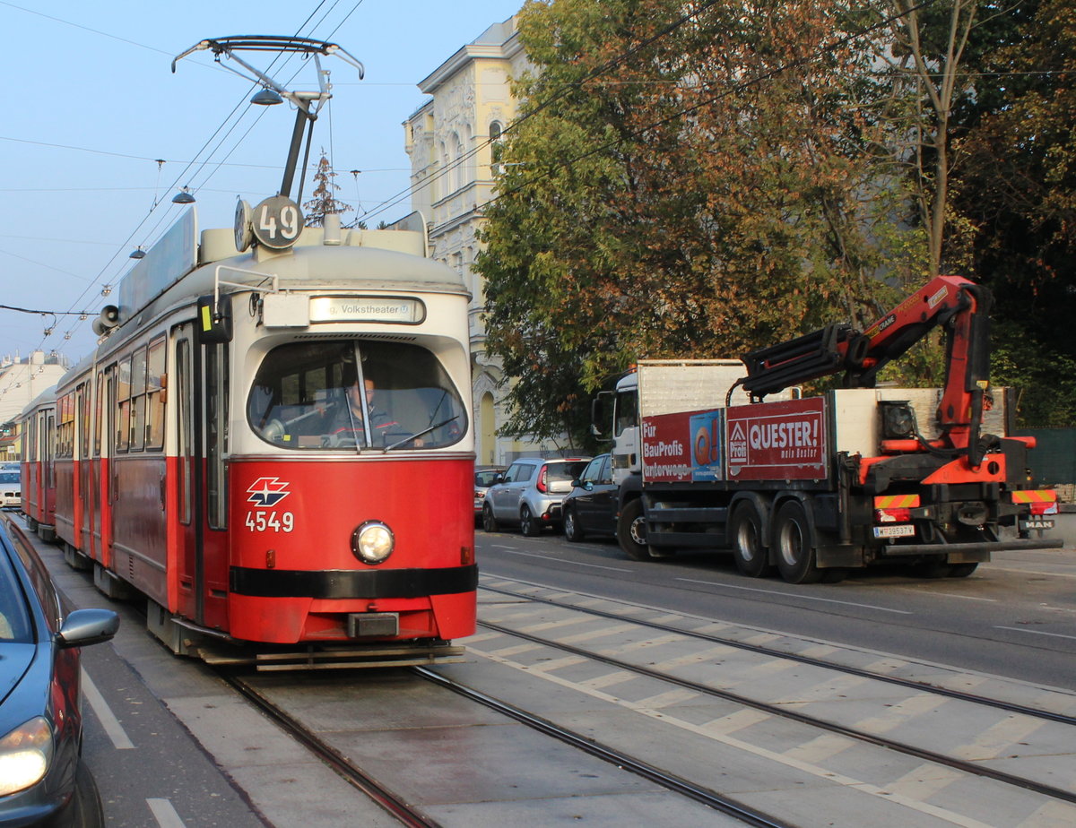 Wien Wiener Linien SL 49 (E1 4549 + c4 1359) XIV, Penzing, Hütteldorf, Linzer Straße am 17. Oktober 2018. - Hersteller der beiden Wagen: Bombardier-Rotax, vorm. Lohnerwerke, in Wien-Floridsdorf. Baujahre: 1975 (E1 4549) und 1976 (c4 1359).